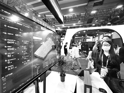 “十四五”规划纲要提出“加快数字化发展,建设数字中国”。迎接数字时代,需要激活数据要素潜能,以数字化转型整体驱动生产方式、生活方式和治理方式变革。图为广州智能生态博览会数字乡村平台,描绘出数字乡村建设中现代农业产业大数据、三农大数据、精准扶贫网络电商、人居环境、农业养殖、物流数据等有机融合高效管理的美好图景。(图片来源:人民视觉)
