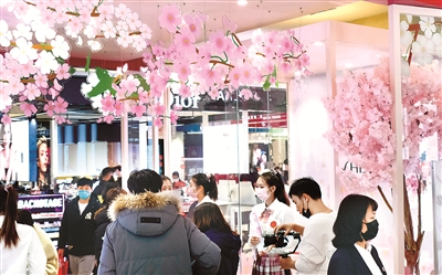 图为辽宁沈阳一商场为迎接顾客用各种花卉装扮内景。顾客宛如进入一个大花园,挑选自己喜欢的商品。 (图片来源:视觉中国)