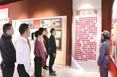 近日,江西省瑞金市纪委监委干部前往中央苏区时期中国共产党纪检监察史陈列馆开展党史学习教育,重温廉政历史,感受全面从严治党成就,汲取奋进力量。詹璐 摄