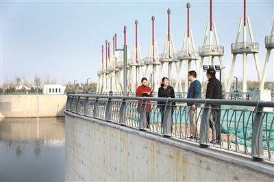 图为近日,北京市通州区纪委监委干部来到北京城市副中心重点项目——宋庄蓄滞洪区二期建设工程,就通州堰分洪体系建设进展情况开展监督检查。曹屾 摄