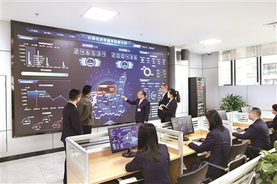 图为重庆市巴南区纪委监委干部通过全区服务群众工作信息数据分析平台,查摆“四风”问题线索。邓箭 摄