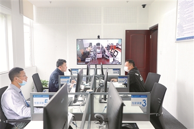 图为4月22日,湖南省长沙公共资源交易中心运用“5G+区块链”技术远程异地评标。张佳胜 摄