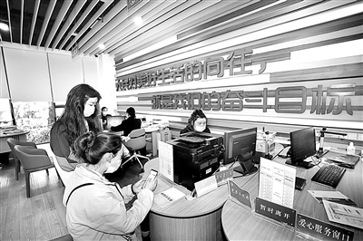 在四川省成都市锦江区三圣街道喜树路社区,居民通过手机扫描“成都教育”发布的微信公众号二维码就可以在线上办理外地子女入学申报,在互联网的时代下,真正享受到数字化服务带来的智慧便捷。封金剑 摄