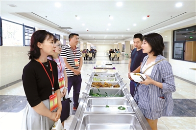 云南省陆良县纪委监委成立专项督查组,对党员领导干部执行节约粮食、制止餐饮浪费相关规定情况进行监督检查。图为督查组(左侧)在同乐街道机关食堂察看干部职工用餐情况。王勇 摄