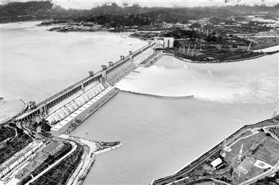 中国长江三峡集团有限公司纪检监察组紧盯集团公司“十四五”时期目标任务落实情况,以高质量监督推动高质量发展。图为长江2020年第5号洪水洪峰抵达三峡枢纽工程。汤伟 摄