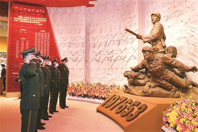 在纪念中国人民志愿军抗美援朝出国作战70周年主题展览展厅中,部队官兵整齐列队,向志愿军战士塑像致敬。 (资料图片)