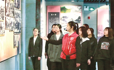 2021年4月,江苏省扬州大学在党史学习教育中组织学生代表来到革命烈士陵园开展爱国主义教育,由部分大学生组成讲解团,给同学讲解党史,弘扬爱国主义精神。(图片来源:人民视觉)