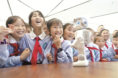 5月31日,重庆市北碚区云顶小学的孩子们在重庆两江机器人展示中心观看机器人表演。新华社发