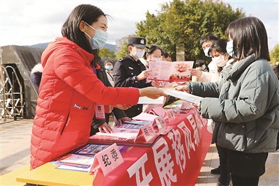 福建省纪检监察机关开展清风行动,对婚嫁陋习、天价彩礼等不良社会风气进行治理。图为该省建瓯市纪检监察干部会同有关部门开展移风易俗宣传活动。(建瓯市纪委监委供图)