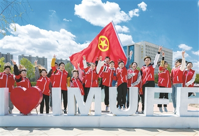 内蒙古自治区团委举行以“青春向党 奋斗强国”为主题的五四青年节纪念活动,通过组织团员青年参观红色文化展览,聆听老战士讲革命故事,开展志愿服务等方式,引导广大团员青年传承红色基因,让青春之光照亮奋进之路。 (图片来源:视觉中国)