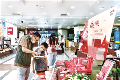 2021年5月22日,上海书城福州路店推出“红色记忆”庆祝中国共产党成立100周年主题展销活动,吸引市民前来阅读。 (图片来源:人民视觉)