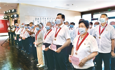6月2日,江西省于都县举行“光荣在党50年”纪念章颁发仪式,向30名党员代表颁发“光荣在党50年”纪念章和发放《致“光荣在党50年”纪念章获得者的一封信》。 黄长生 摄