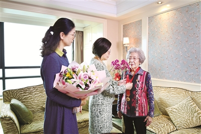 6月2日,上海市静安区纪委监委机关党总支受上级党组织委托,向上海市原闸北区纪委书记洪杭麟颁发“光荣在党50年”纪念章。洪杭麟于1947年入党,1983年到闸北区纪委工作。 仇江涛 摄