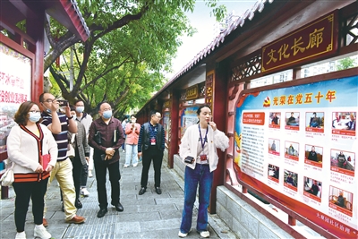 湖北省恩施市纪委监委通过举办读书班、集中座谈交流和组织现场参观等多种方式,开展党史学习教育,引导纪检监察干部发扬红色传统、传承红色基因。图为该市纪检监察干部在小渡船街道大观园社区参观学习,了解老党员的红色励志故事。蔡燕 摄