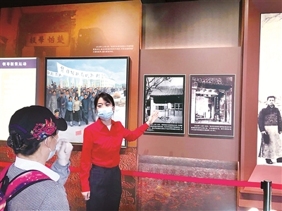 专题展讲解员正在讲述发生在慈悲庵的革命故事。