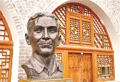 陕西延安,斯诺塑像