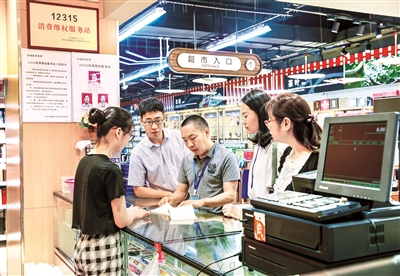 重庆市铜梁区纪委监委联合相关单位深入大型超市、烟酒茶专卖店等,通过查看票据、现场咨询等方式,严查公务接待中违规购买高档酒水等问题。 孙正翠 摄