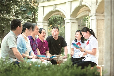 湖北省宜昌市伍家岗区纪委监委联合区司法局成立宣传小分队,通过进机关、进企业、进社区、进村庄等“十进”宣传活动,全方位、全覆盖宣传民法典。图为6月9日,宣传小分队在江山社区开展民法典宣传活动,现场答疑解惑。唐强 摄