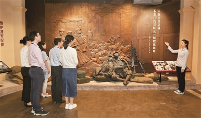 6月11日,上海市宝山区纪委监委机关党员干部参观上海解放纪念馆,在人民解放军“不入民宅”复原场景前感悟人民情怀。 赵波 摄