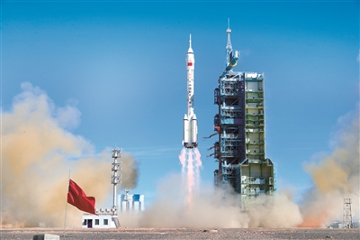 2021年6月17日上午9时22分,酒泉卫星发射中心,随着高达20层楼的长征二号F遥十二运载火箭刺破苍穹的轰鸣,以聂海胜为首的三名中国航天员搭乘神舟十二号载人飞船,开始奔赴中国空间站天和核心舱的旅程。 (图片来源:视觉中国)