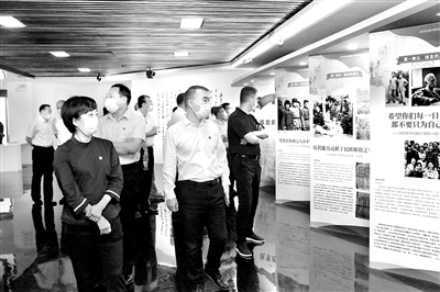 北京市纪委监委理论学习中心组走出机关,把学习课堂搬进市级廉政教育基地——中国人民大学家书博物馆,跨越时空感受着信中人的家国情怀,带头加强家风建设。 郭毅 摄