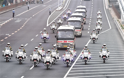6月29日,庆祝中国共产党成立100周年“七一勋章”颁授仪式在北京人民大会堂金色大厅隆重举行。这是“七一勋章”获得者集体乘坐礼宾车,由国宾护卫队护卫前往人民大会堂。新华社记者 翟健岚 摄