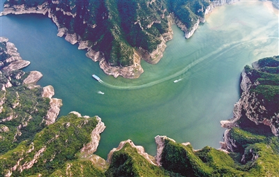 图为在河南济源拍摄的“黄河三峡”景色(无人机照片)。在黄河河南段,沿黄各地生态廊道建设如火如荼,黄河母亲梳洗旧颜,披上“绿裳”。新华社记者 郝源 摄