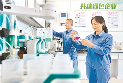 实现碳达峰、碳中和是一场广泛而深刻的经济社会变革,需要各地方、各领域、各行业的共同努力。图为中国石化催化剂北京奥达分公司技术人员在对产品进行质量检验,推动建设“清洁、高效、低碳、循环”的绿色企业。(图片来源:视觉中国)