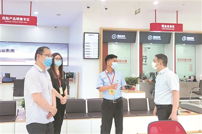 江苏省宜兴市纪委监委紧盯金融领域腐败,持续开展精准监督,深挖细查靠行吃行、设租寻租、关联交易、内外勾结等问题线索,以强监督促强监管。图为近日,该市纪委监委第九派驻纪检监察组工作人员在当地某银行了解相关情况。邹宜宾 摄