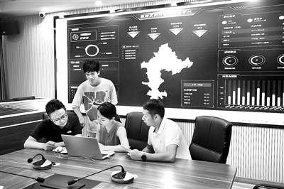 丽水市莲都区聚焦村情村务全过程监管,建成“阳光村务”工作平台,实现基层小微权力全流程线上运行,纪检监察机关可一键追踪,全过程监管。 叶小丽 摄