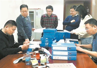 图为专案组人员正在研讨案情。 (北京市西城区纪委监委供图)