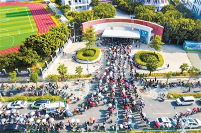 居民在厦门市同安区西柯镇洪塘头小学有序排队等待核酸检测。 (图片来源:视觉中国)