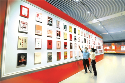 图为近日观众在国家图书馆观看展出的不同版本的《共产党宣言》。此次《共产党宣言》专题展展出中文、德文、俄文、英文、法文等55种语言的《共产党宣言》版本达306种,其中中文版本共78种。 (图片来源:人民视觉)
