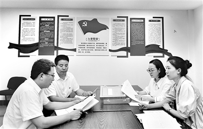 重庆市涪陵区建立“纪巡协作”联动机制,定期召开监督检查、信访部门和巡察机构调度会,推动纪律监督和巡察监督有效衔接。图为9月3日,涪陵区纪委监委信访室、第二监督检查室与区委巡察办召开调度会,汇总研判有关“一把手”的信访检举及日常监督、巡察发现的问题。杨东生 摄