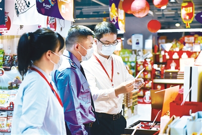 浙江省杭州市拱墅区纪委监委近日依托“室组地”联动机制,由区纪委监委牵头,各街道纪工委、派驻(出)机构组成正风肃纪检查组,对易发多发的违规吃喝等“节日病”进行察访,严防“四风”隐形变异、反弹回潮。图为检查组在大型超市了解相关情况。邵佳 摄
