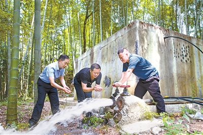 重庆市酉阳土家族苗族自治县纪委监委围绕民生领域工程开展监督检查,并紧盯问题整改情况,及时开展“回头看”。图为近日,该县纪检监察干部在楠木乡红庄村对饮水问题整改情况开展“回头看”。 杨春来 摄