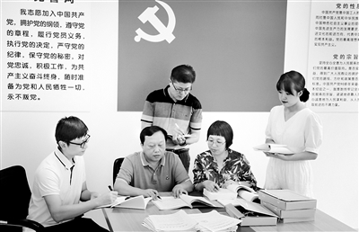9月7日,海南省海口市纪委监委相关业务室同志研究分析具体个案中相关单位领导班子存在的突出问题,有针对性地提出加强党风廉政建设方面的意见建议。(海口市纪委监委供图)