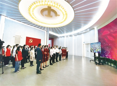 图为7月1日上午,上海中共一大纪念馆工作人员集中收看庆祝中国共产党成立100周年大会直播。姜永斌 摄