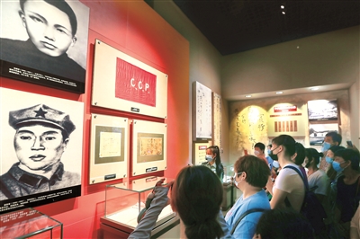图为7月1日,游客在江西井冈山革命博物馆参观展览。刘力鑫 摄