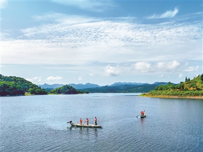 在浙江省杭州市淳安县千岛湖,当地发挥护水志愿者作用,从政府治水向全民治水转变,营造全民参与、全民共享的护水氛围。图为该县汾口镇护水志愿者在湖面巡查,打捞漂浮物,保持水体清洁。余绍银 摄