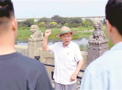 图为亲历“七七事变”的郑福来老人在北京卢沟桥为游客讲述抗战历史。 新华社记者 张晨霖 摄