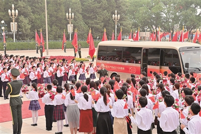 6月29日,庆祝中国共产党成立100周年“七一勋章”颁授仪式在北京人民大会堂金色大厅隆重举行。这是“七一勋章”获得者抵达人民大会堂。 新华社记者 岳月伟 摄