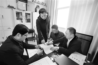 江苏省淮安市纪委监委审查调查室干部在讨论涉黑涉恶腐败问题线索。朱宁龙 摄