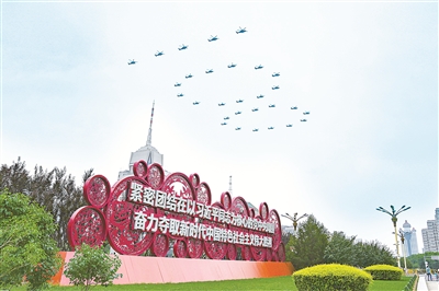 形势越是复杂,挑战越是严峻,就越需要党中央发挥一锤定音、定于一尊的领导作用。图为7月1日,庆祝中国共产党成立100周年大会在北京天安门广场隆重举行,飞行编队飞过北京上空。 (图片来源:人民视觉)
