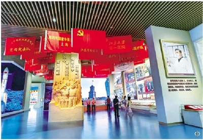 中国共产党历史展览馆7月15日起面向社会公众开放。图为观众在展览馆内参观