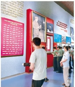 中国共产党历史展览馆7月15日起面向社会公众开放。图为观众在展览馆内参观