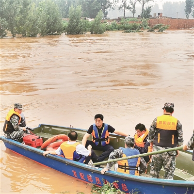 连日来,河南省新乡市遭遇暴雨袭击,部分地区公共交通受阻,群众被困。新乡市纪委监委干部冲锋一线,既督又战,守护群众生命财产安全。图为该市纪检监察干部组成突击队,前往营救受困群众。 王鹏 摄