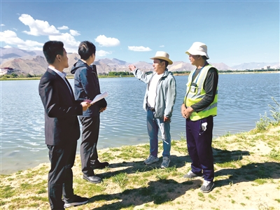 拉萨市城关区纪委监委紧盯中央环保督察整改落实情况,深入拉鲁湿地国家级自然保护区开展监督检查,督促相关部门认真履行整改责任,做好湿地生态修复工作。图为该区纪检监察干部在向保护区管委会工作人员了解情况。 索朗次仁 摄
