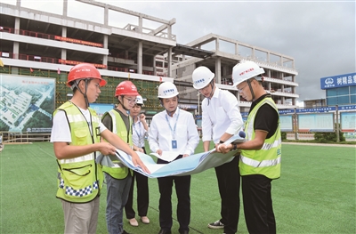 海南省海口市纪委监委以全市作风整顿建设年为契机,督促相关部门和国有企业全面纠治不担当、不作为等问题,助力自贸港建设。图为该市纪检监察干部走访海口金融中心工程现场,了解有关党员干部履职尽责情况。 苏弼坤 摄