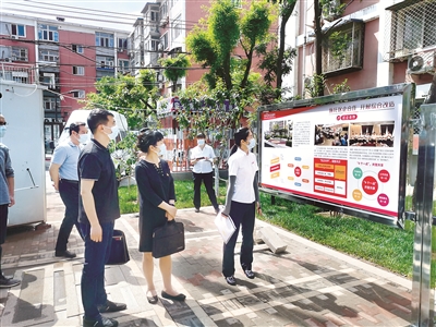 北京市纪委监委第五监督检查室近日到石景山区古城南路小区和环卫楼小区实地调研老旧小区改造工作情况,推动解决群众“急难愁盼”问题。王海 摄